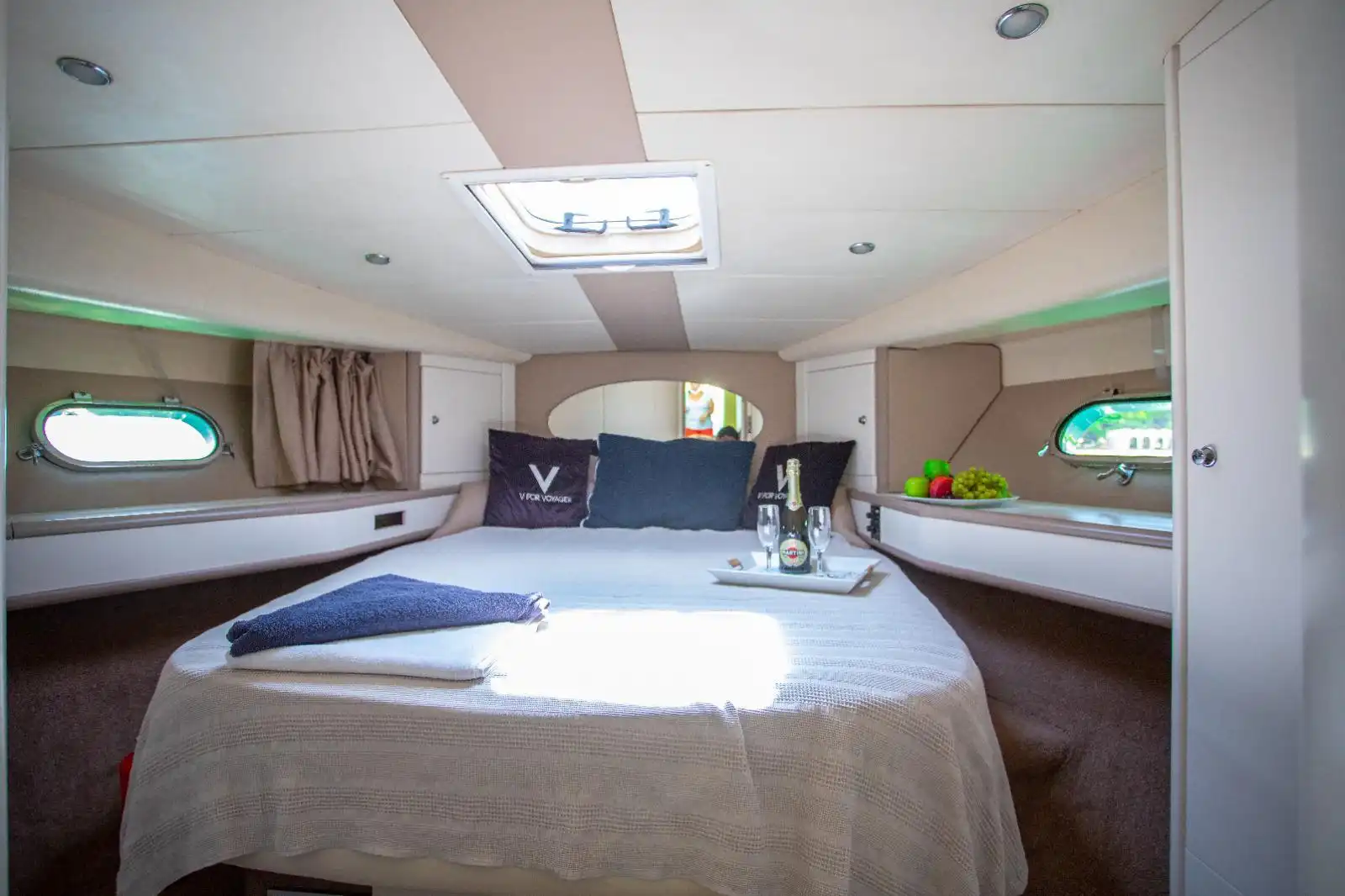 YACHT VOYAGER